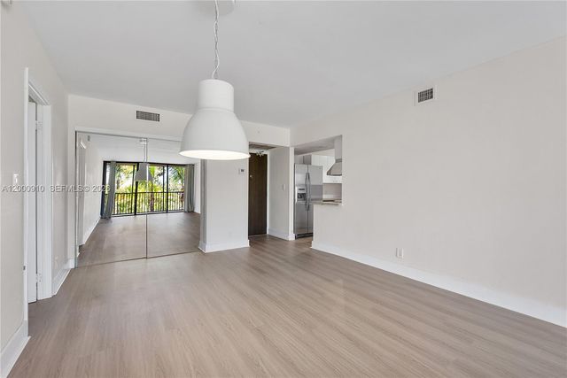 20335 W Country Club Dr 208, Aventura, FL 33180