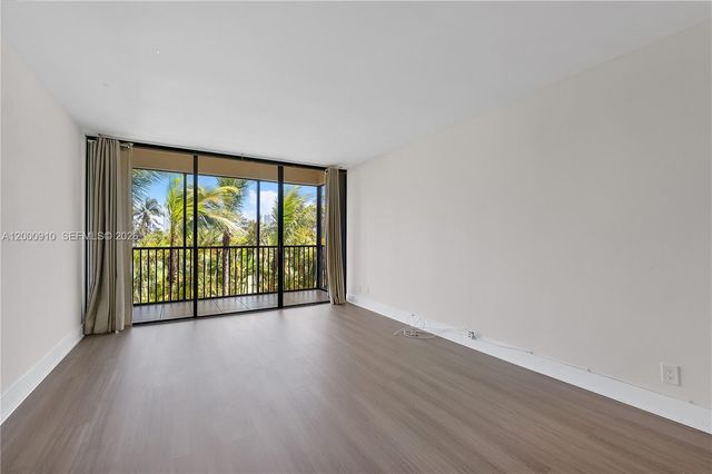 20335 W Country Club Dr 208, Aventura, FL 33180