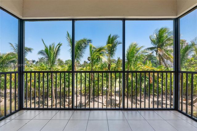 20335 W Country Club Dr 208, Aventura, FL 33180