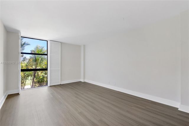 20335 W Country Club Dr 208, Aventura, FL 33180