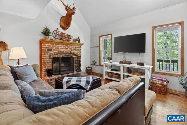 2 DOGWOOD LN, Nellysford, VA 22958