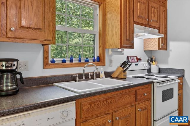 2 DOGWOOD LN, Nellysford, VA 22958