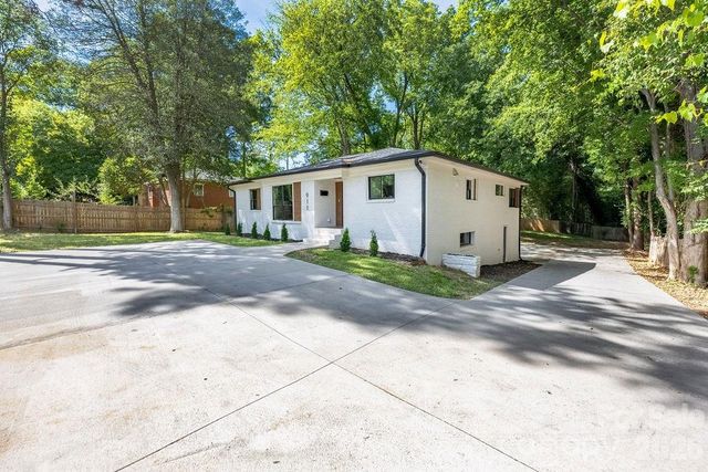 911 E Woodlawn Road, Charlotte, NC 28209