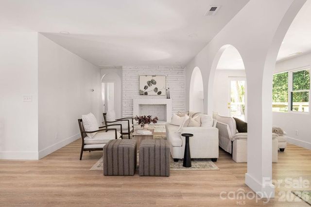 911 E Woodlawn Road, Charlotte, NC 28209