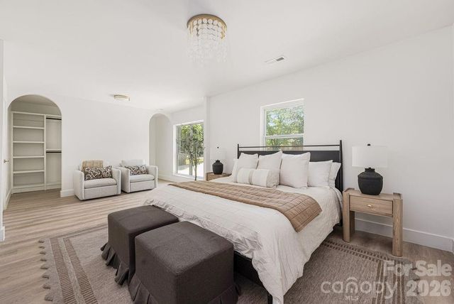 911 E Woodlawn Road, Charlotte, NC 28209