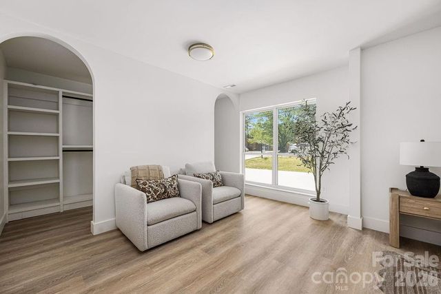 911 E Woodlawn Road, Charlotte, NC 28209