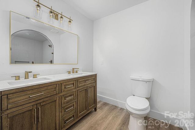 911 E Woodlawn Road, Charlotte, NC 28209