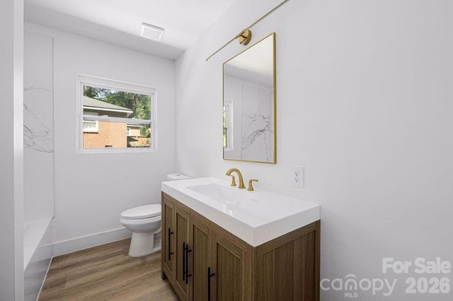 911 E Woodlawn Road, Charlotte, NC 28209