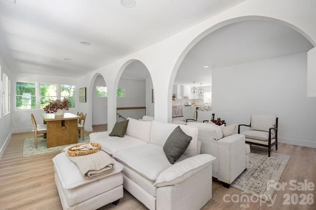 911 E Woodlawn Road, Charlotte, NC 28209