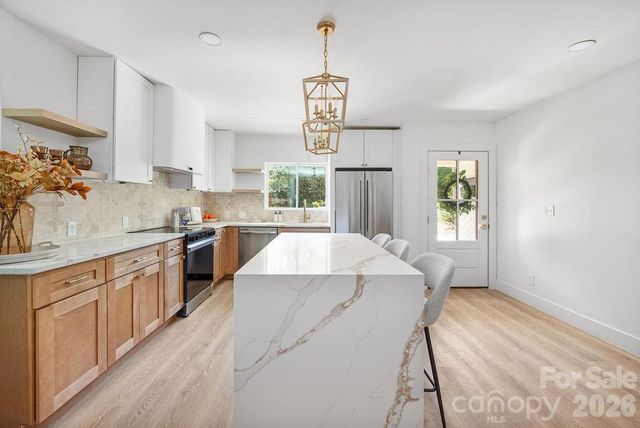 911 E Woodlawn Road, Charlotte, NC 28209