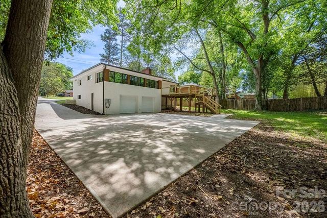 911 E Woodlawn Road, Charlotte, NC 28209