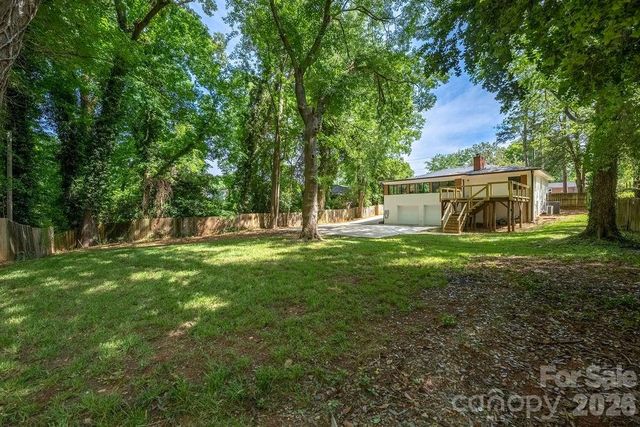911 E Woodlawn Road, Charlotte, NC 28209