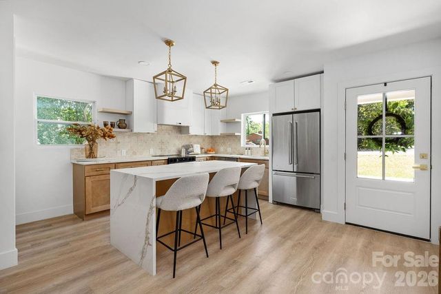 911 E Woodlawn Road, Charlotte, NC 28209