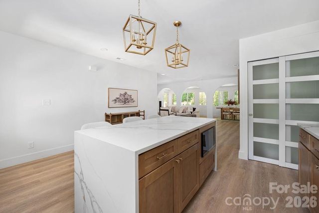 911 E Woodlawn Road, Charlotte, NC 28209