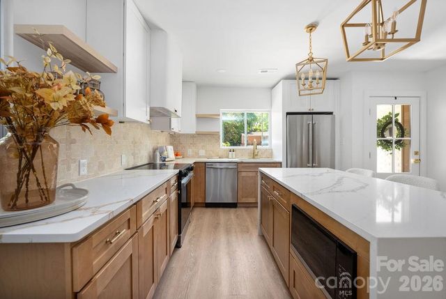 911 E Woodlawn Road, Charlotte, NC 28209