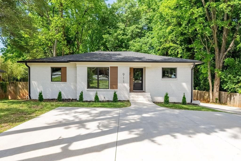 911 E Woodlawn Road, Charlotte, NC 28209