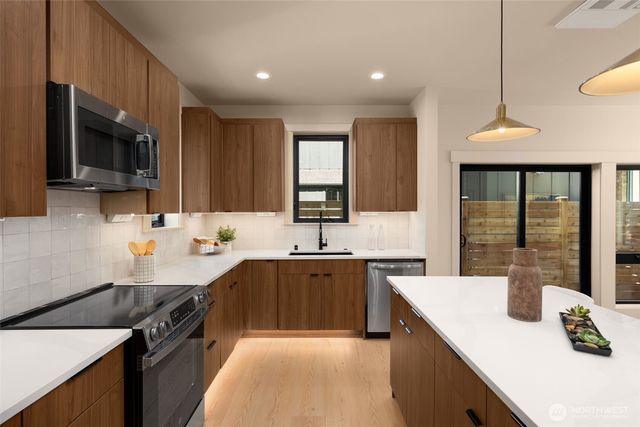 12908 NE 70th Place, Kirkland, WA 98033