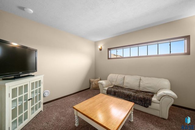 703 E El Dorado Ct Court, Sioux Falls, SD 57108