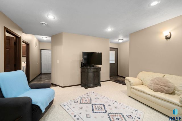 703 E El Dorado Ct Court, Sioux Falls, SD 57108