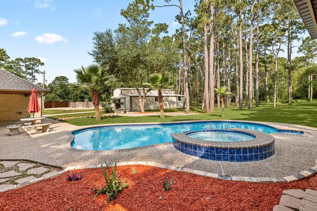 7302 Pine Drive, Alvin, TX 77511