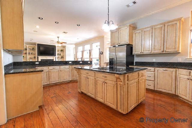 400 Bedford DR, Spicewood, TX 78669