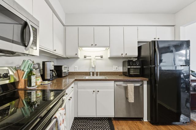 33667 Pondview Circle 151, Livonia, MI 48152