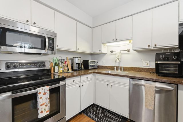 33667 Pondview Circle 151, Livonia, MI 48152