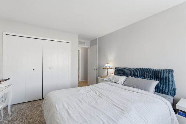 33667 Pondview Circle 151, Livonia, MI 48152