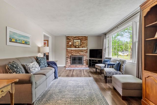 6 Redwood St, Townsend, MA 01469
