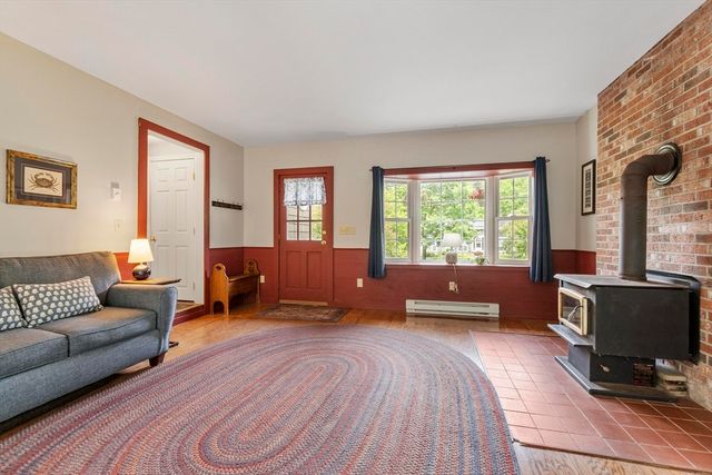 6 Redwood St, Townsend, MA 01469