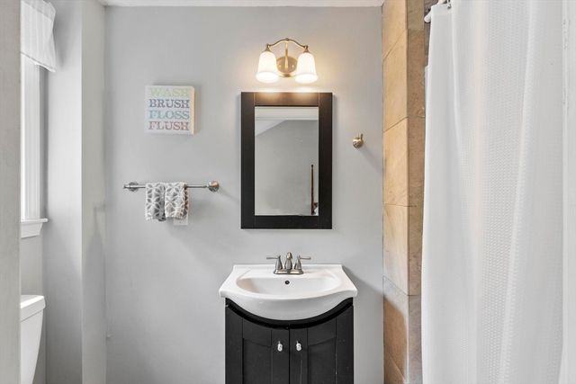 6 Redwood St, Townsend, MA 01469