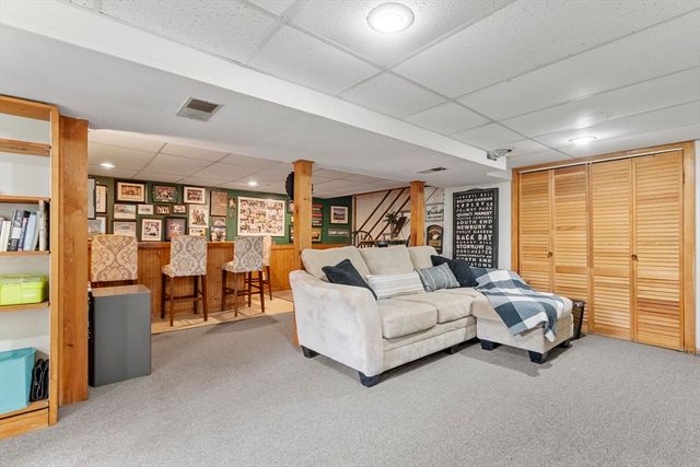 6 Redwood St, Townsend, MA 01469