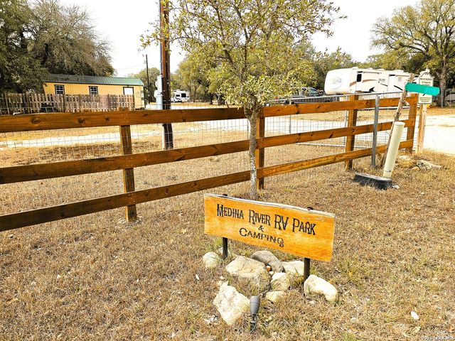 605 Lakeshore Ln, Bandera, TX 78003