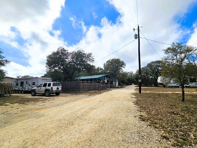 605 Lakeshore Ln, Bandera, TX 78003