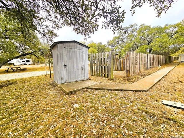 605 Lakeshore Ln, Bandera, TX 78003