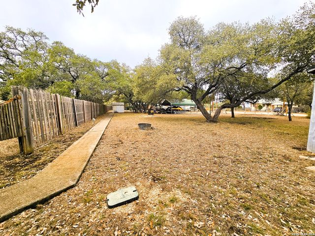 605 Lakeshore Ln, Bandera, TX 78003