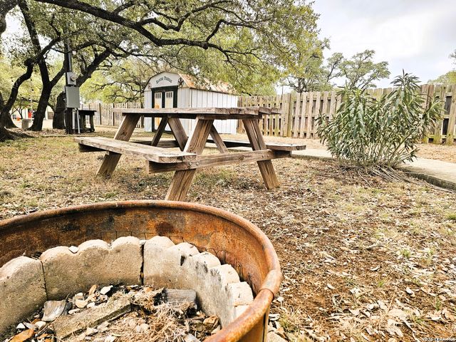 605 Lakeshore Ln, Bandera, TX 78003