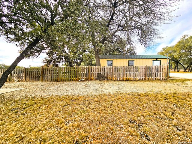 605 Lakeshore Ln, Bandera, TX 78003