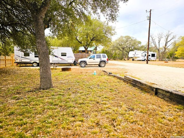 605 Lakeshore Ln, Bandera, TX 78003