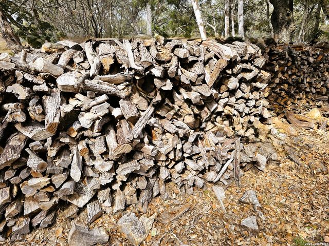 605 Lakeshore Ln, Bandera, TX 78003