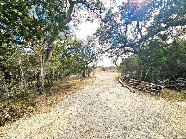 605 Lakeshore Ln, Bandera, TX 78003
