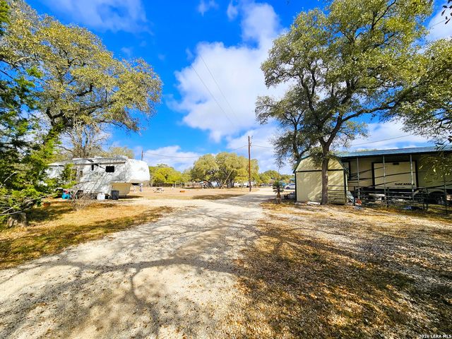 605 Lakeshore Ln, Bandera, TX 78003