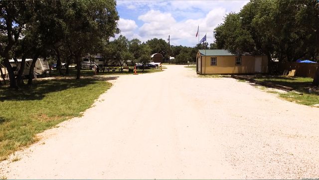 605 Lakeshore Ln, Bandera, TX 78003