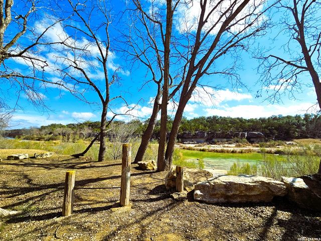 605 Lakeshore Ln, Bandera, TX 78003