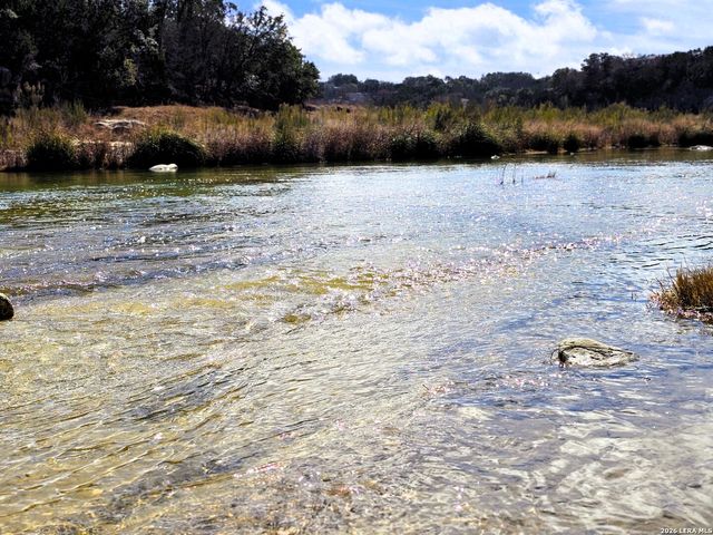 605 Lakeshore Ln, Bandera, TX 78003