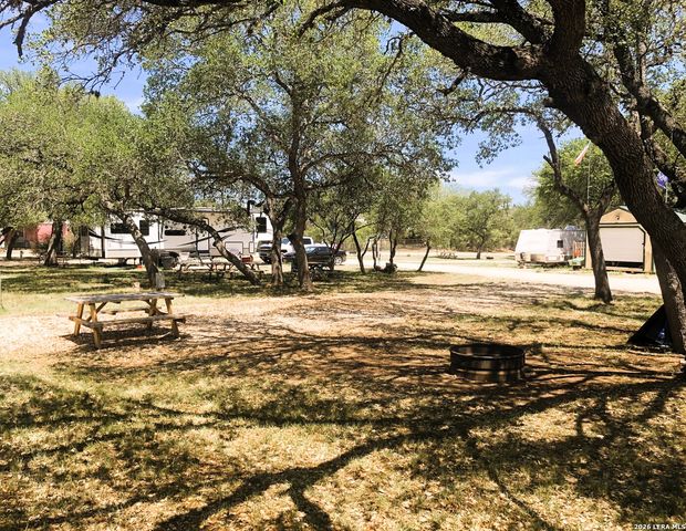 605 Lakeshore Ln, Bandera, TX 78003