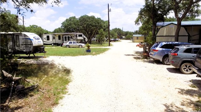 605 Lakeshore Ln, Bandera, TX 78003