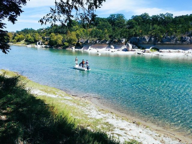 605 Lakeshore Ln, Bandera, TX 78003