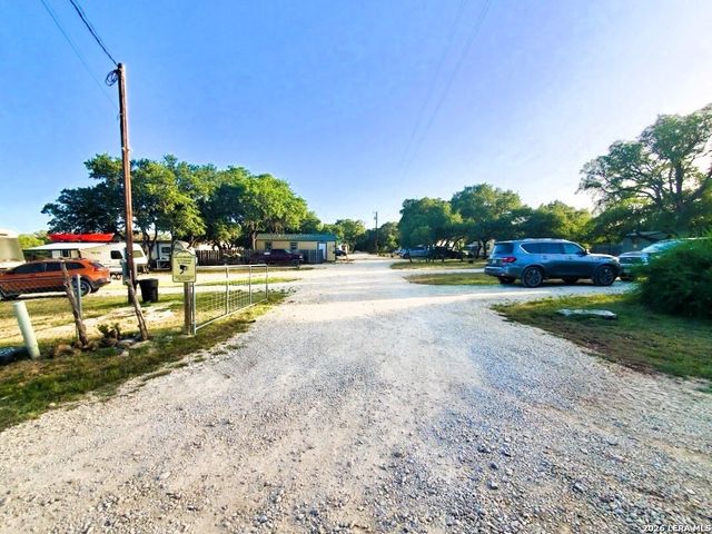 605 Lakeshore Ln, Bandera, TX 78003
