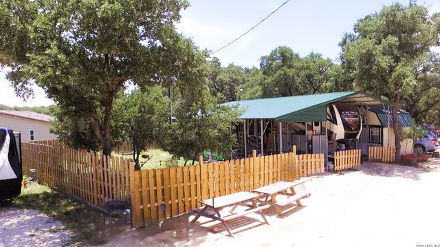 605 Lakeshore Ln, Bandera, TX 78003